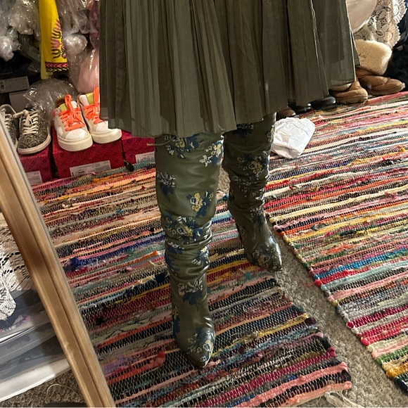 Floral Embroidered Tory Burch over knee boots - Picture 9 of 9